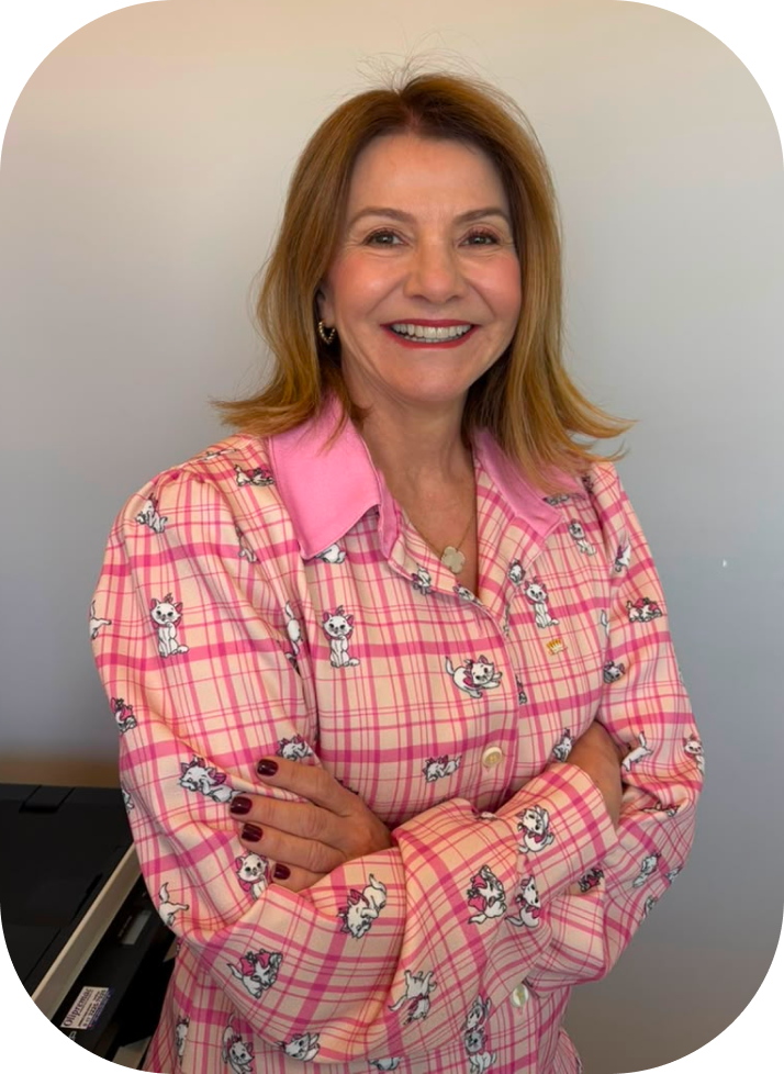 Dra. Maria Luisa Zocal Paro, pneumologista pediatra, sorrindo em consultório